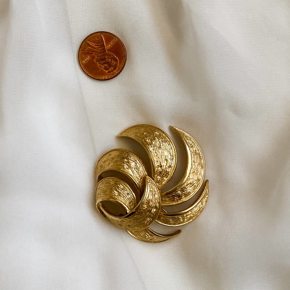 VTG Trifari Gold Textured Swirl Brooch - Picture 3 of 5